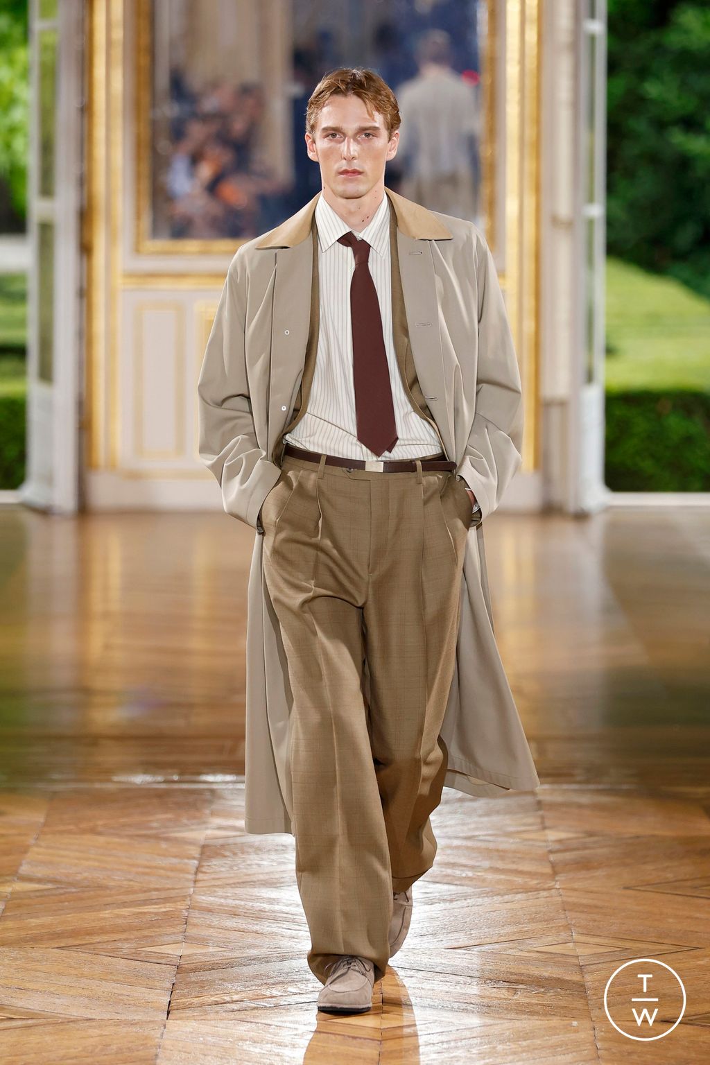 Fashion Week Paris Spring-Summer 2025 look 19 from the AURALEE collection menswear