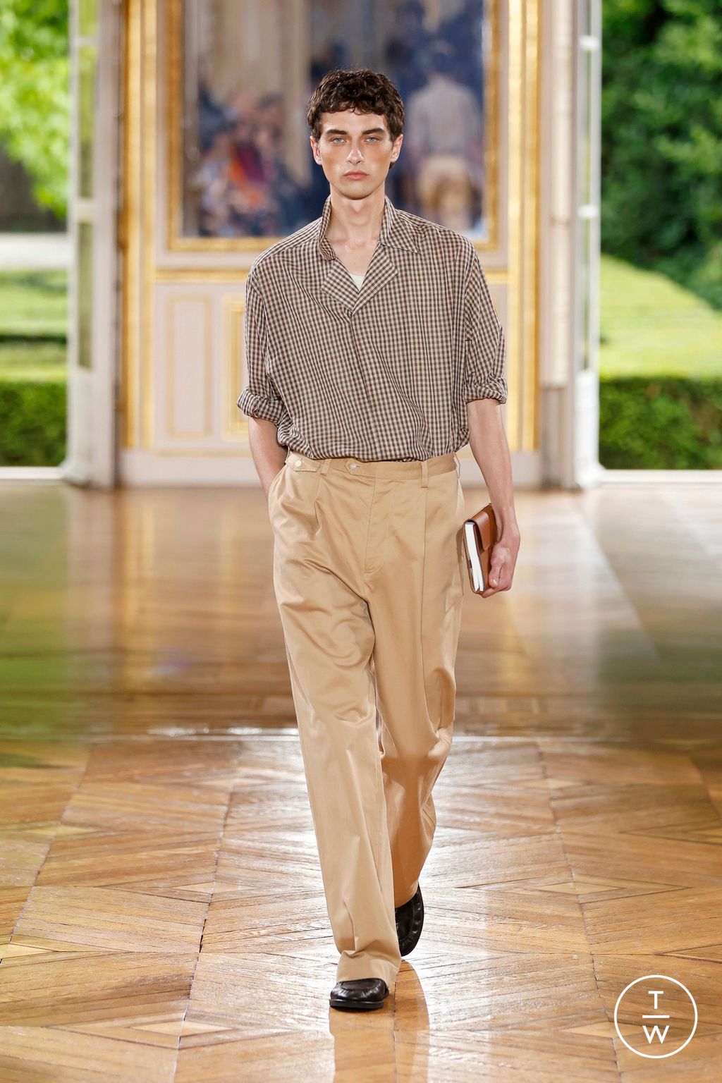 Fashion Week Paris Spring-Summer 2025 look 31 from the AURALEE collection menswear