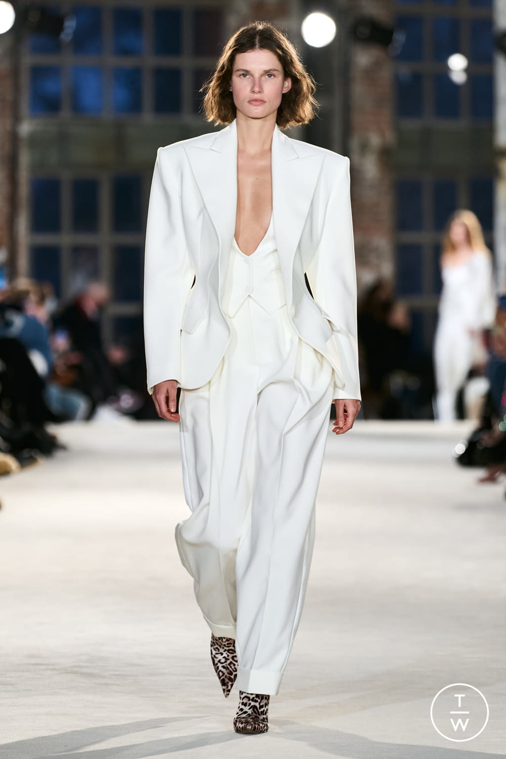 Fashion Week Paris Spring/Summer 2022 look 2 from the Alexandre Vauthier collection 高级定制