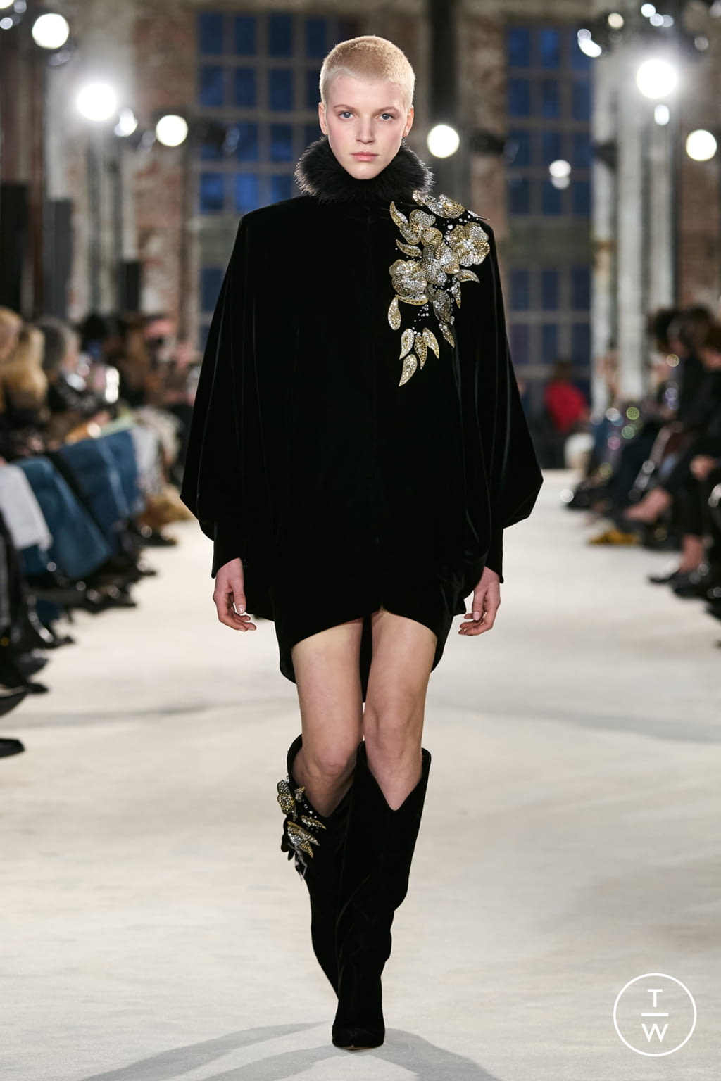 Fashion Week Paris Spring/Summer 2022 look 25 from the Alexandre Vauthier collection 高级定制