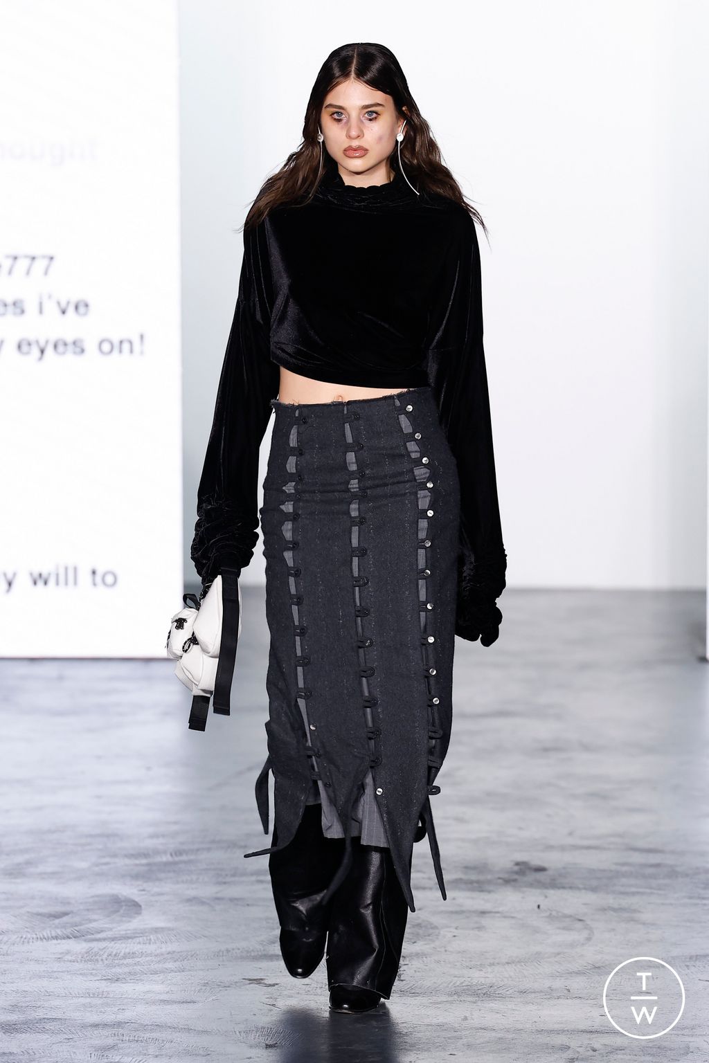 Fashion Week Milan Fall/Winter 2024 look 2 de la collection AVAVAV womenswear
