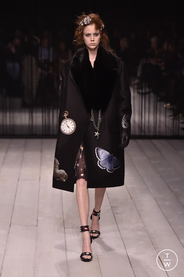 Fashion Week London Fall/Winter 2016 look 1 from the Alexander McQueen collection 女装