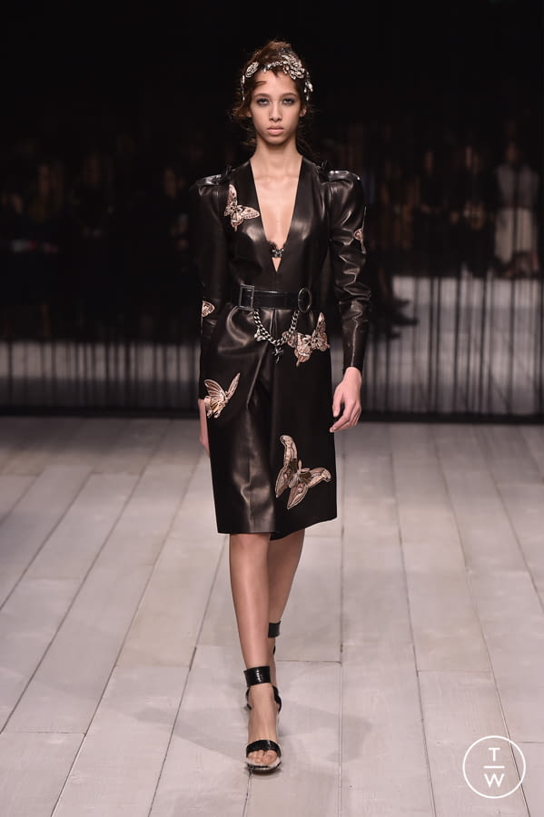 Fashion Week London Fall/Winter 2016 look 10 from the Alexander McQueen collection womenswear