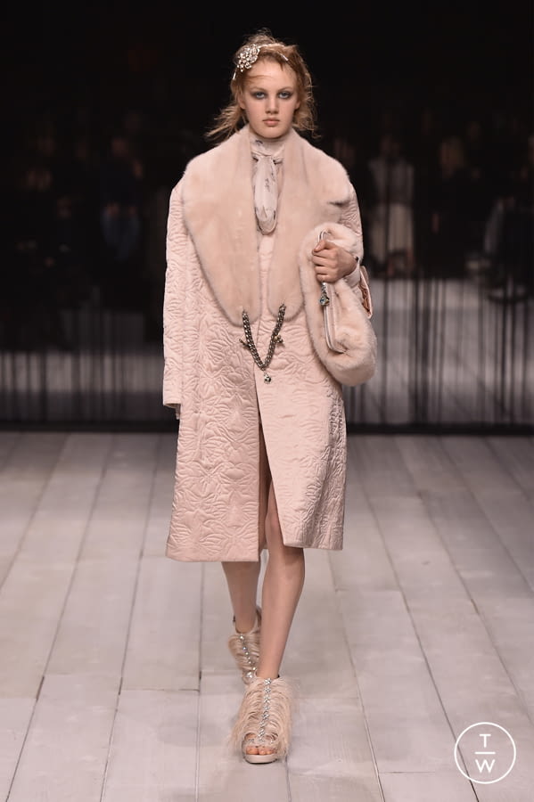 Fashion Week London Fall/Winter 2016 look 13 de la collection Alexander McQueen womenswear