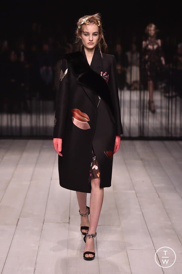 Fashion Week London Fall/Winter 2016 look 2 de la collection Alexander McQueen womenswear
