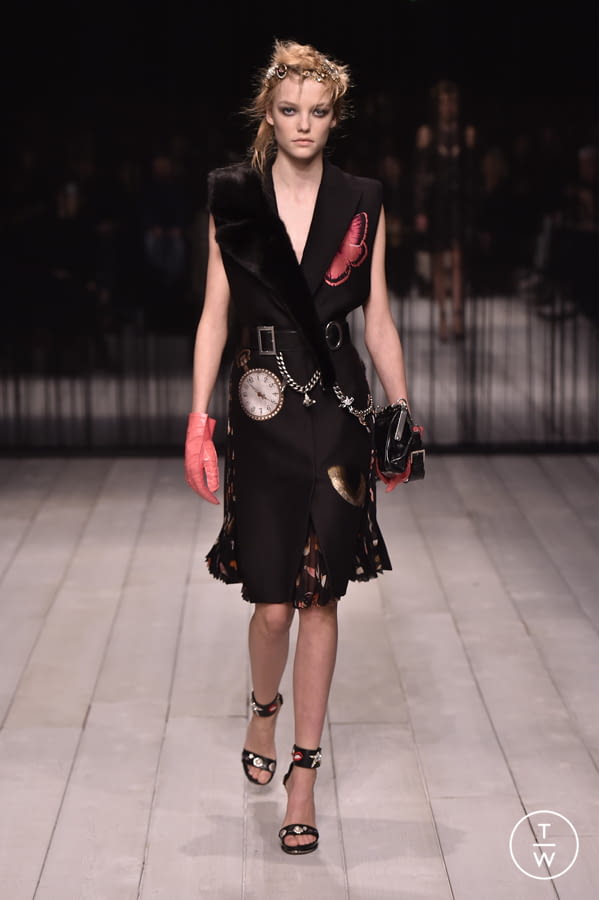 Fashion Week London Fall/Winter 2016 look 3 from the Alexander McQueen collection 女装