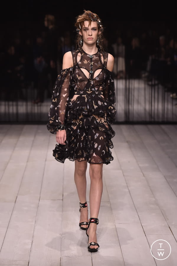 Fashion Week London Fall/Winter 2016 look 5 from the Alexander McQueen collection womenswear