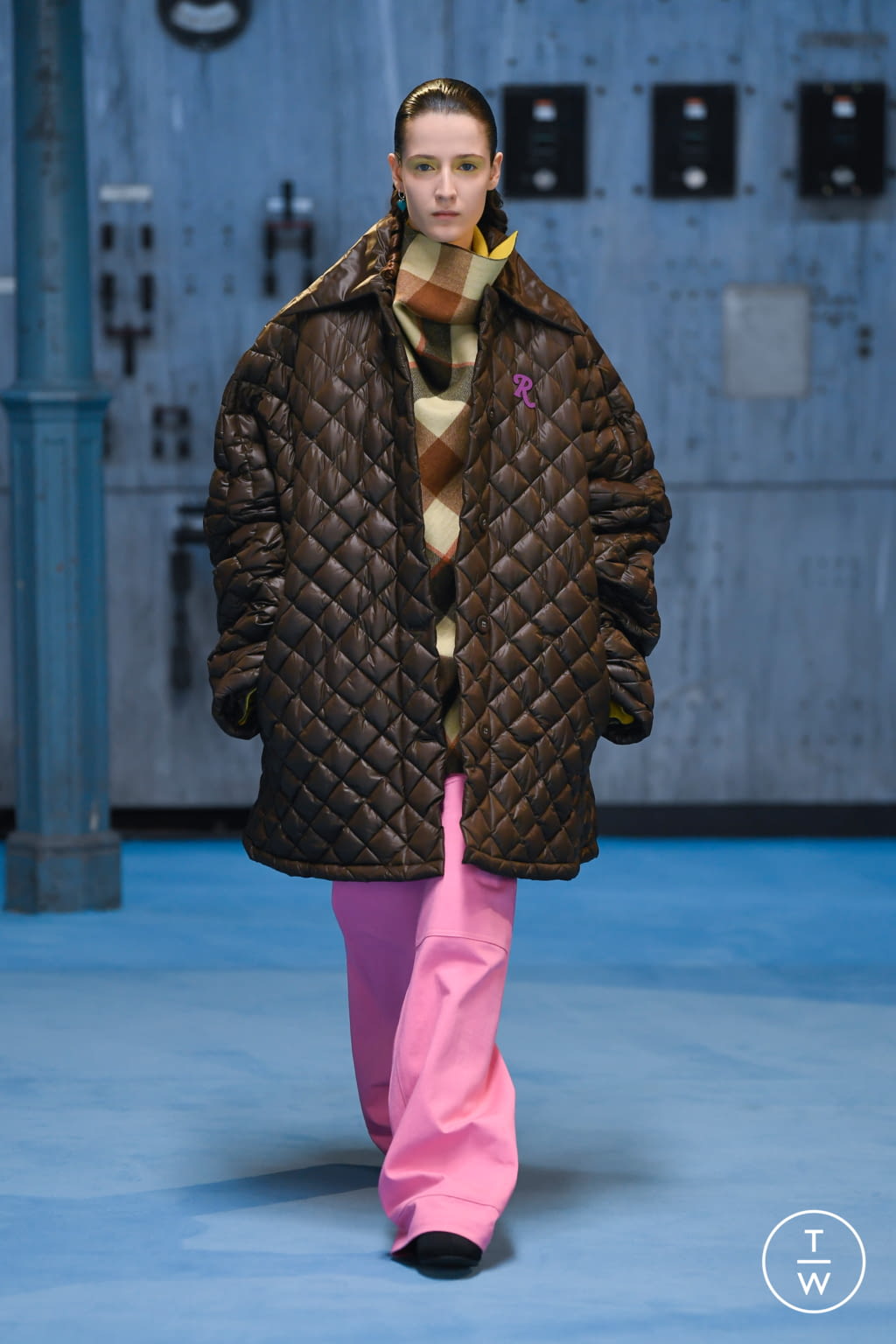 Fashion Week Paris Fall/Winter 2021 look 1 de la collection Raf Simons womenswear