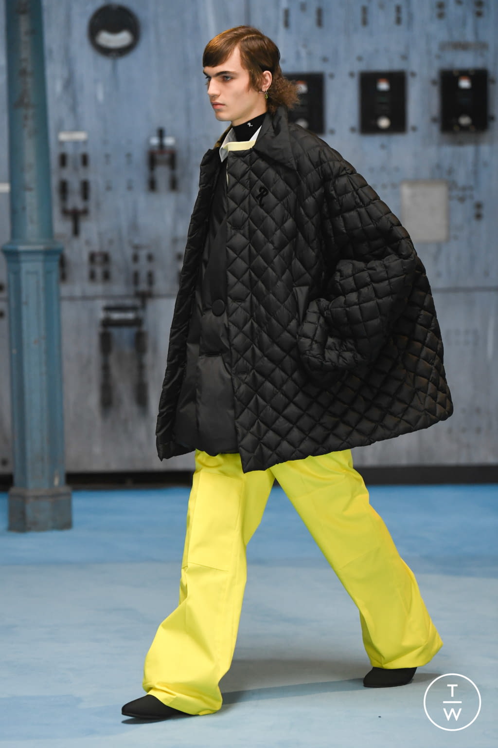Fashion Week Paris Fall/Winter 2021 look 2 from the Raf Simons collection womenswear