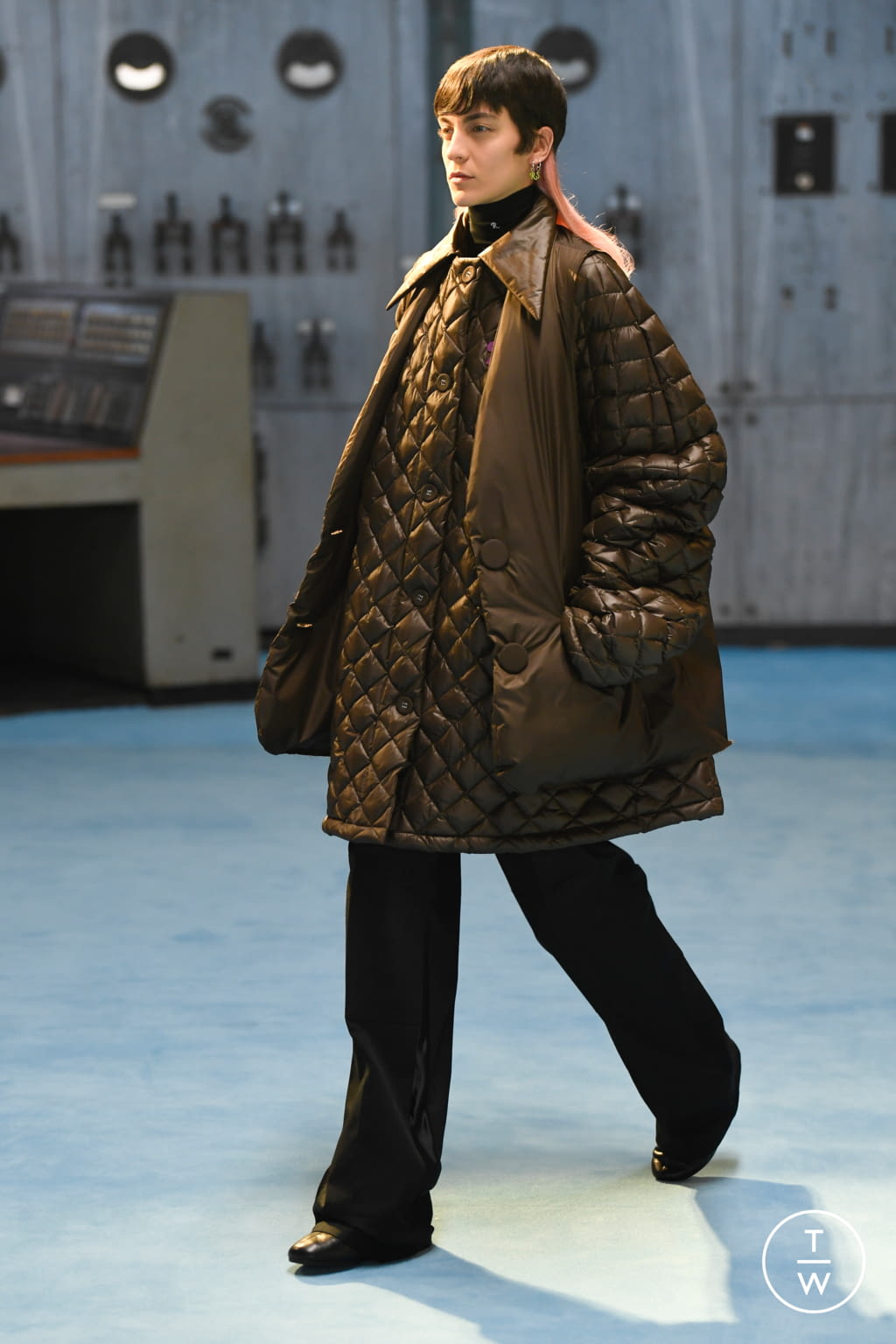 Fashion Week Paris Fall/Winter 2021 look 6 from the Raf Simons collection 女装