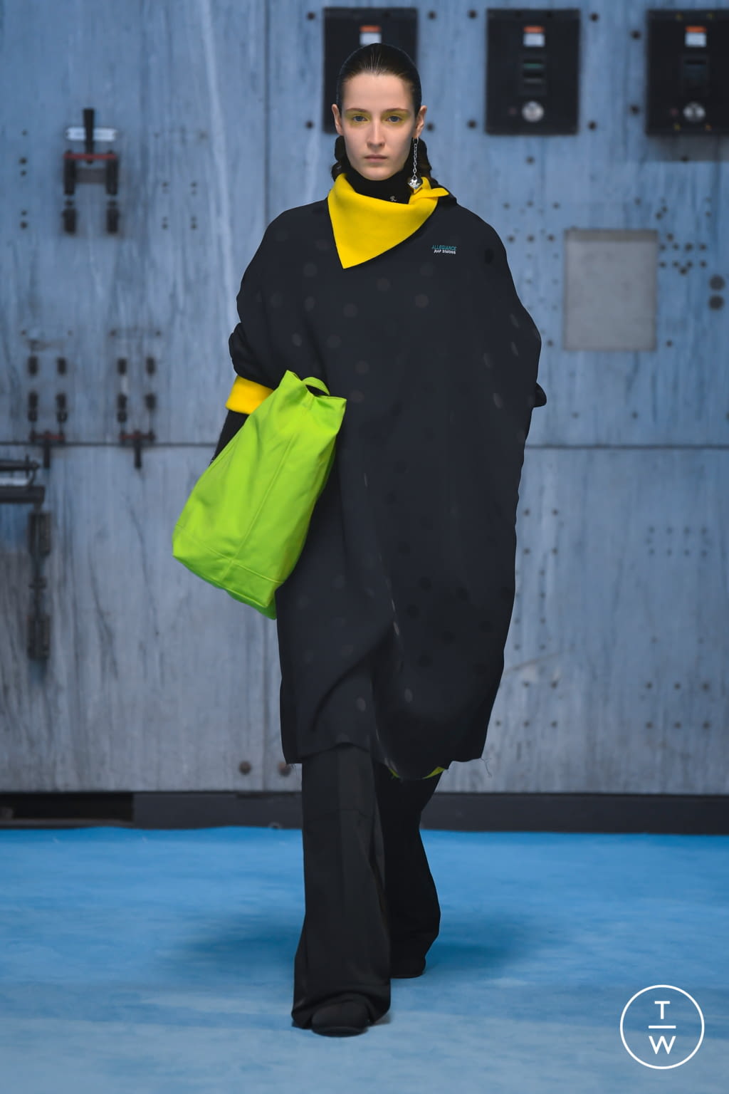 Fashion Week Paris Fall/Winter 2021 look 12 from the Raf Simons collection womenswear