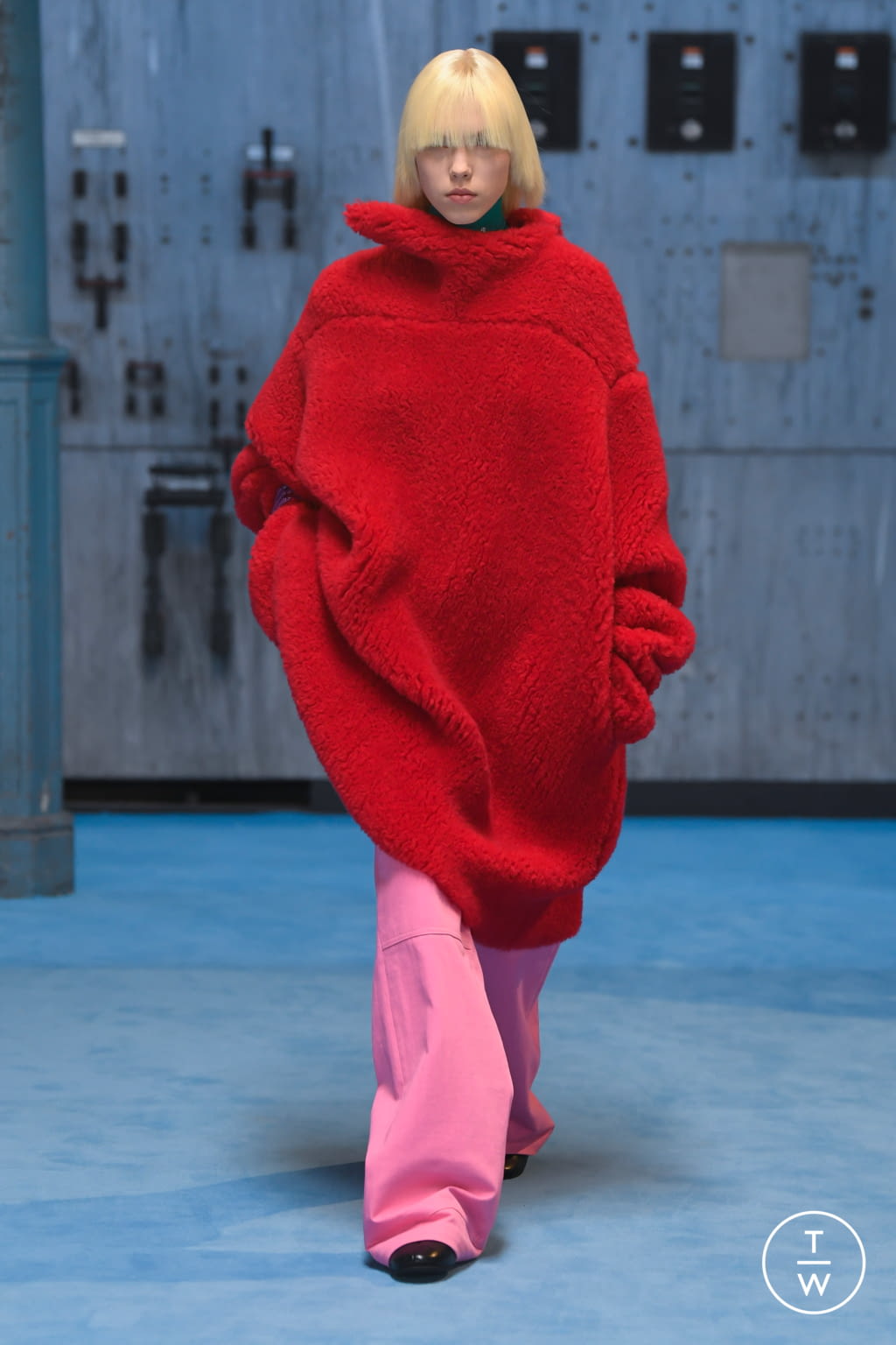 Fashion Week Paris Fall/Winter 2021 look 17 from the Raf Simons collection womenswear
