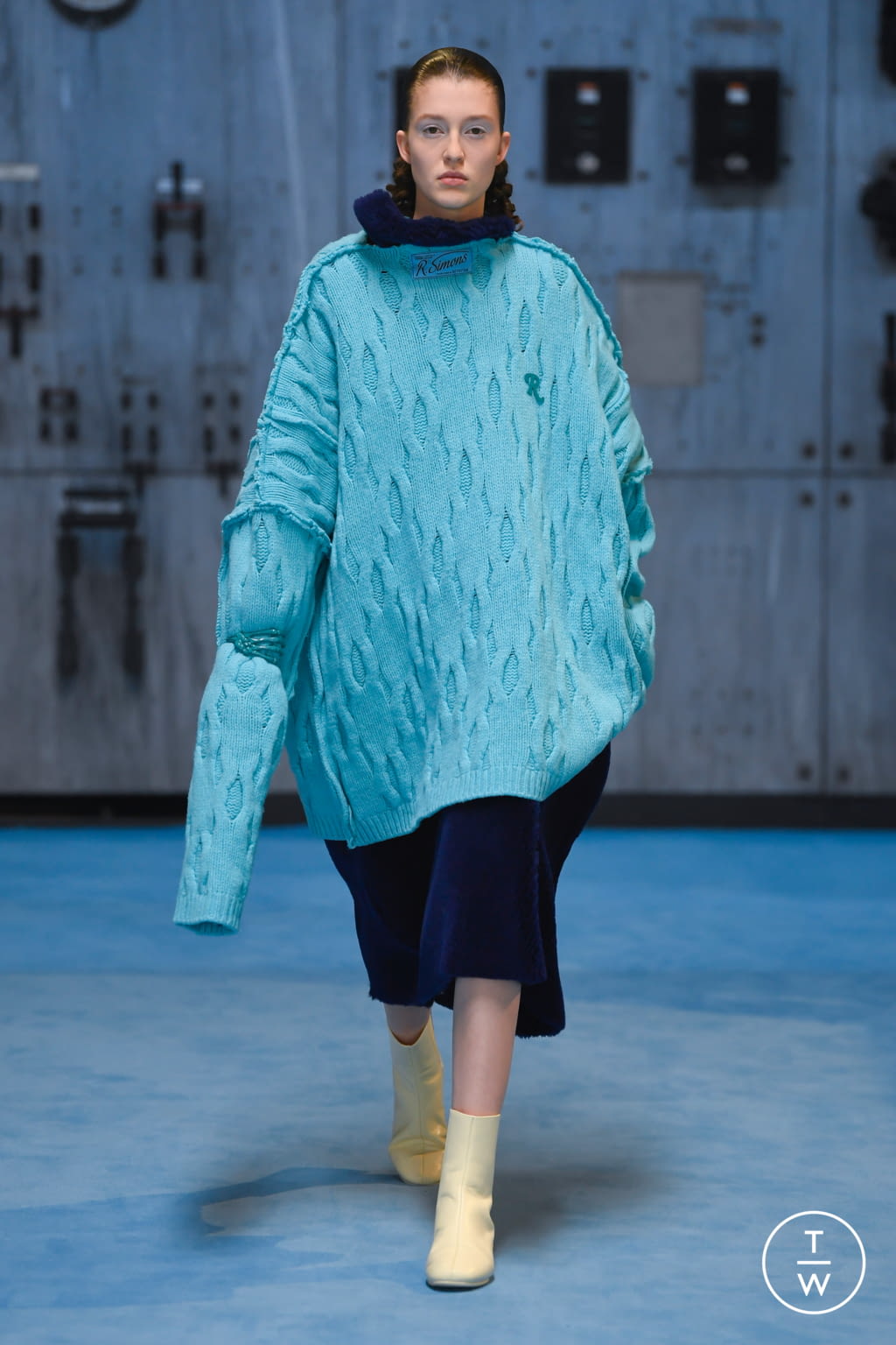 Fashion Week Paris Fall/Winter 2021 look 18 from the Raf Simons collection womenswear