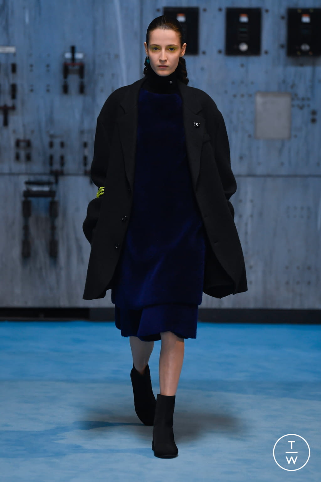 Fashion Week Paris Fall/Winter 2021 look 19 from the Raf Simons collection womenswear