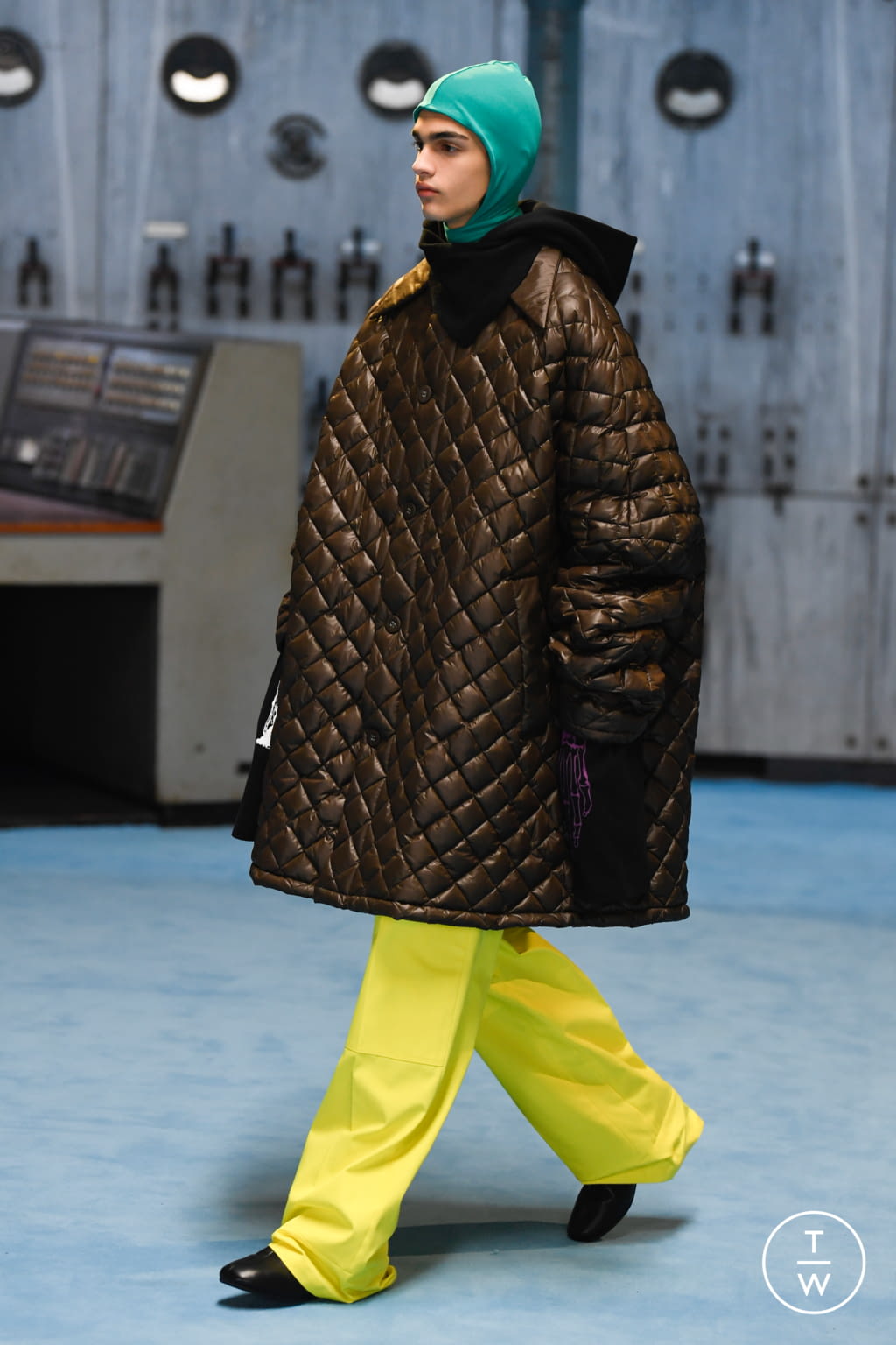 Fashion Week Paris Fall/Winter 2021 look 22 from the Raf Simons collection womenswear