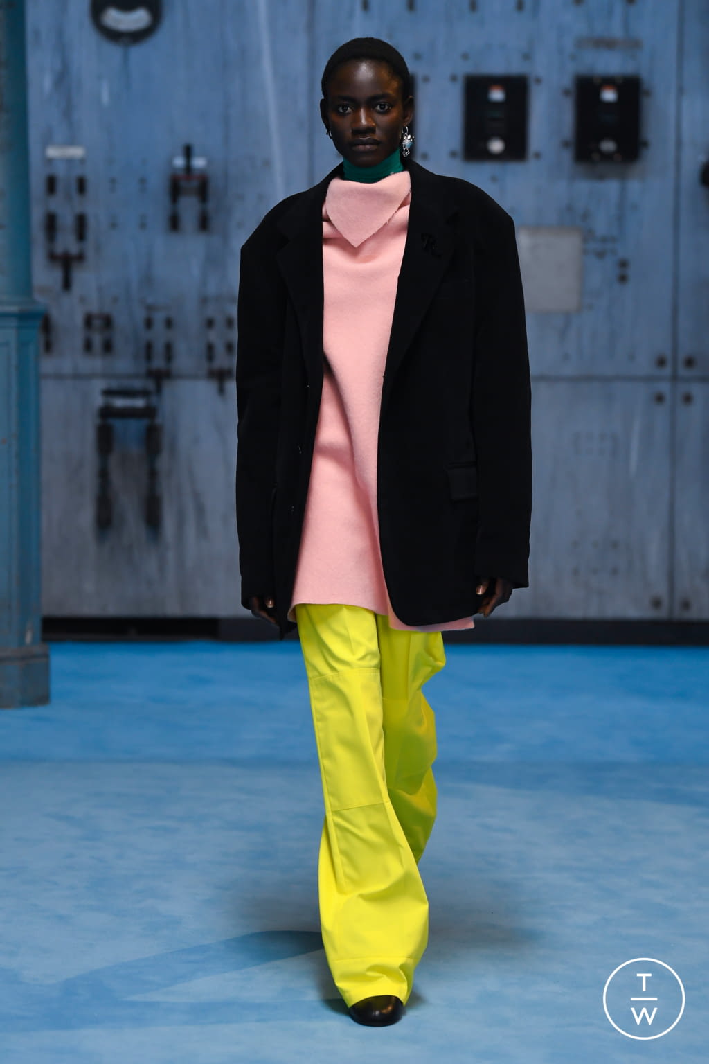 Fashion Week Paris Fall/Winter 2021 look 25 from the Raf Simons collection womenswear
