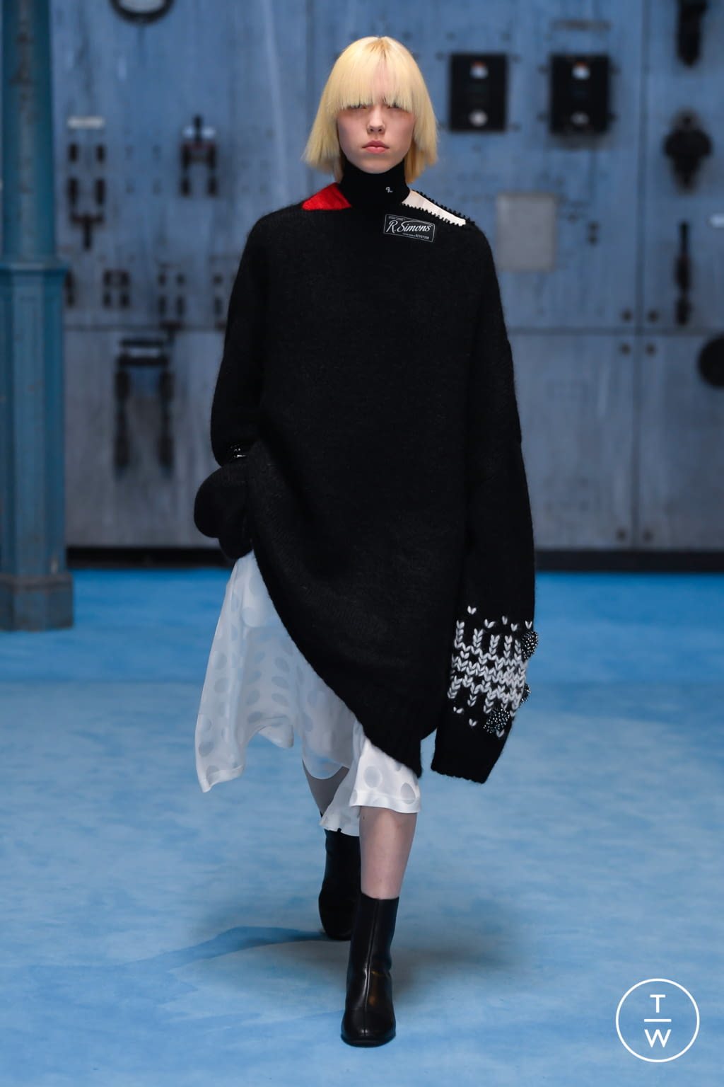 Fashion Week Paris Fall/Winter 2021 look 29 from the Raf Simons collection womenswear