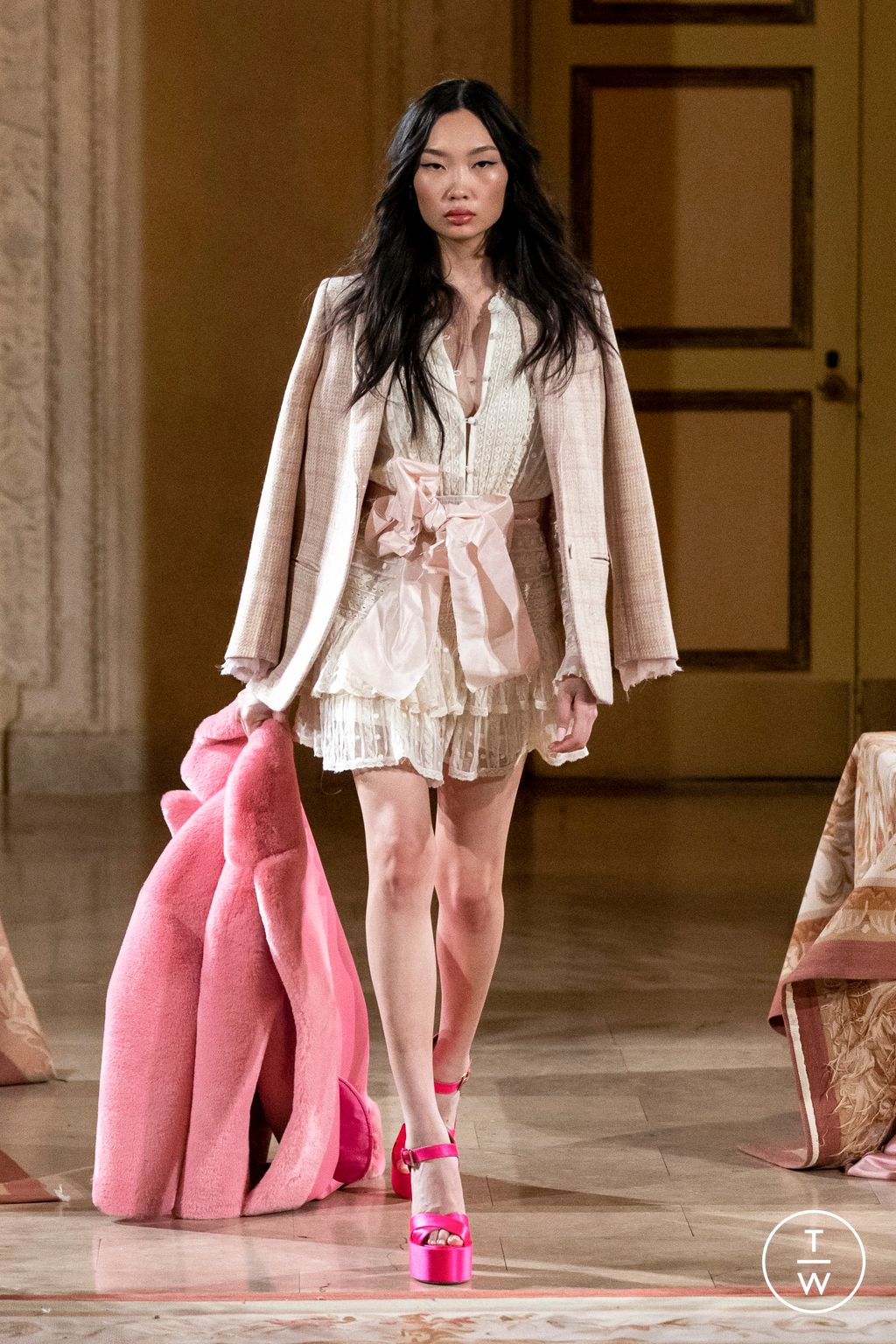 Fashion Week New York Fall/Winter 2023 look 14 from the LoveShackFancy collection 女装