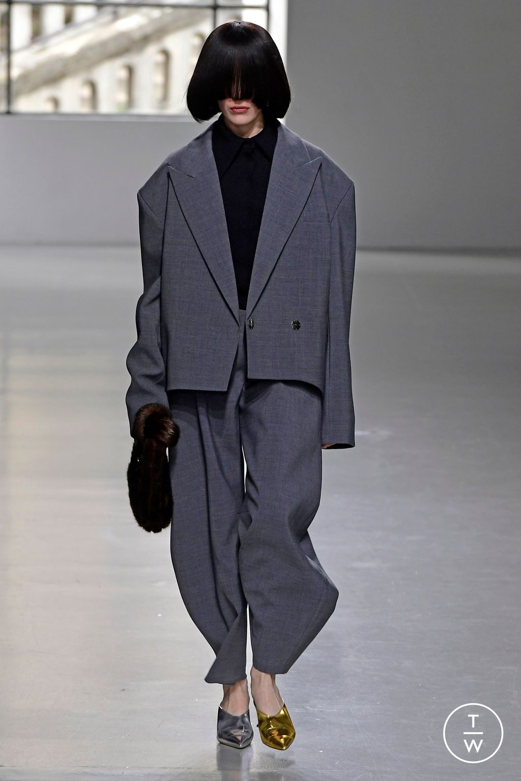 Fashion Week Paris Fall/Winter 2023 look 15 from the A.W.A.K.E MODE collection womenswear
