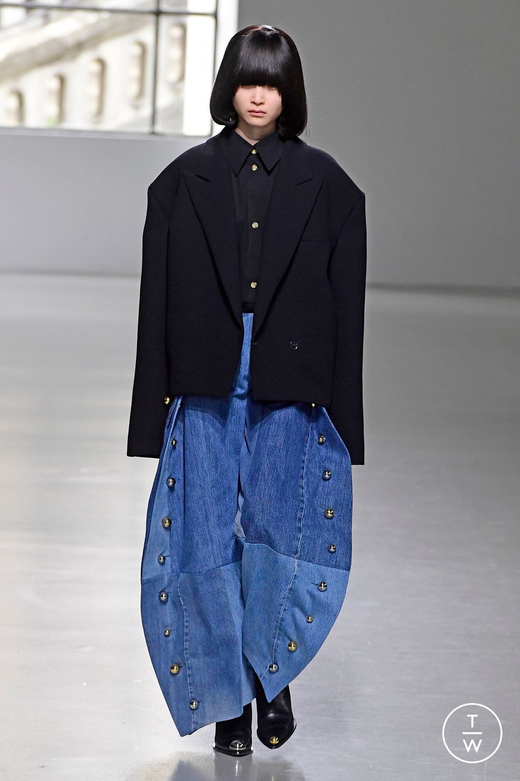 Fashion Week Paris Fall/Winter 2023 look 25 from the A.W.A.K.E MODE collection womenswear