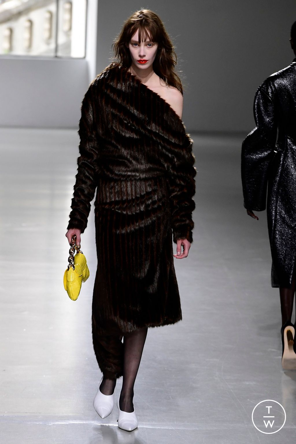 Fashion Week Paris Fall/Winter 2023 look 33 from the A.W.A.K.E MODE collection womenswear