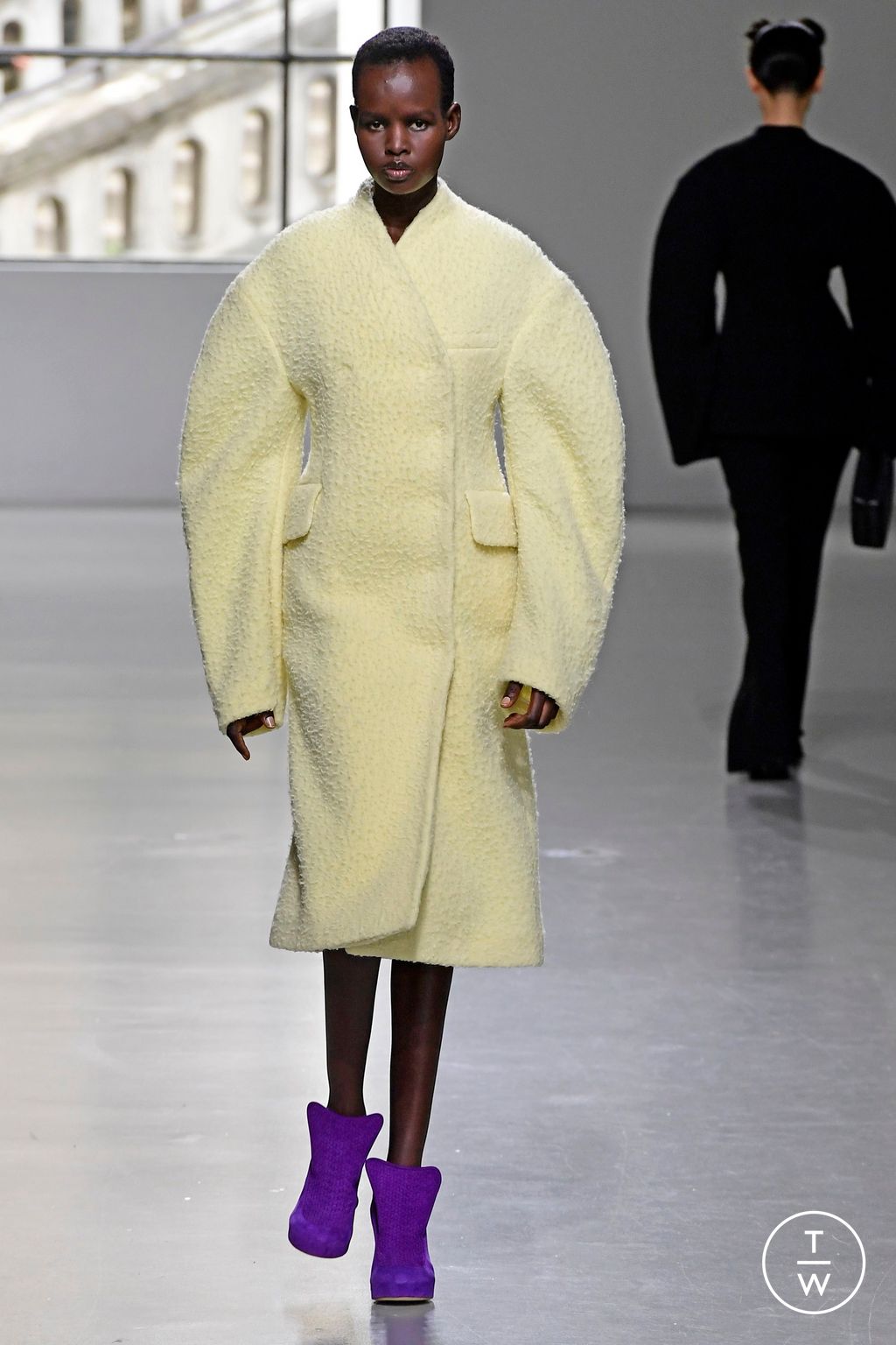 Fashion Week Paris Fall/Winter 2023 look 37 from the A.W.A.K.E MODE collection womenswear