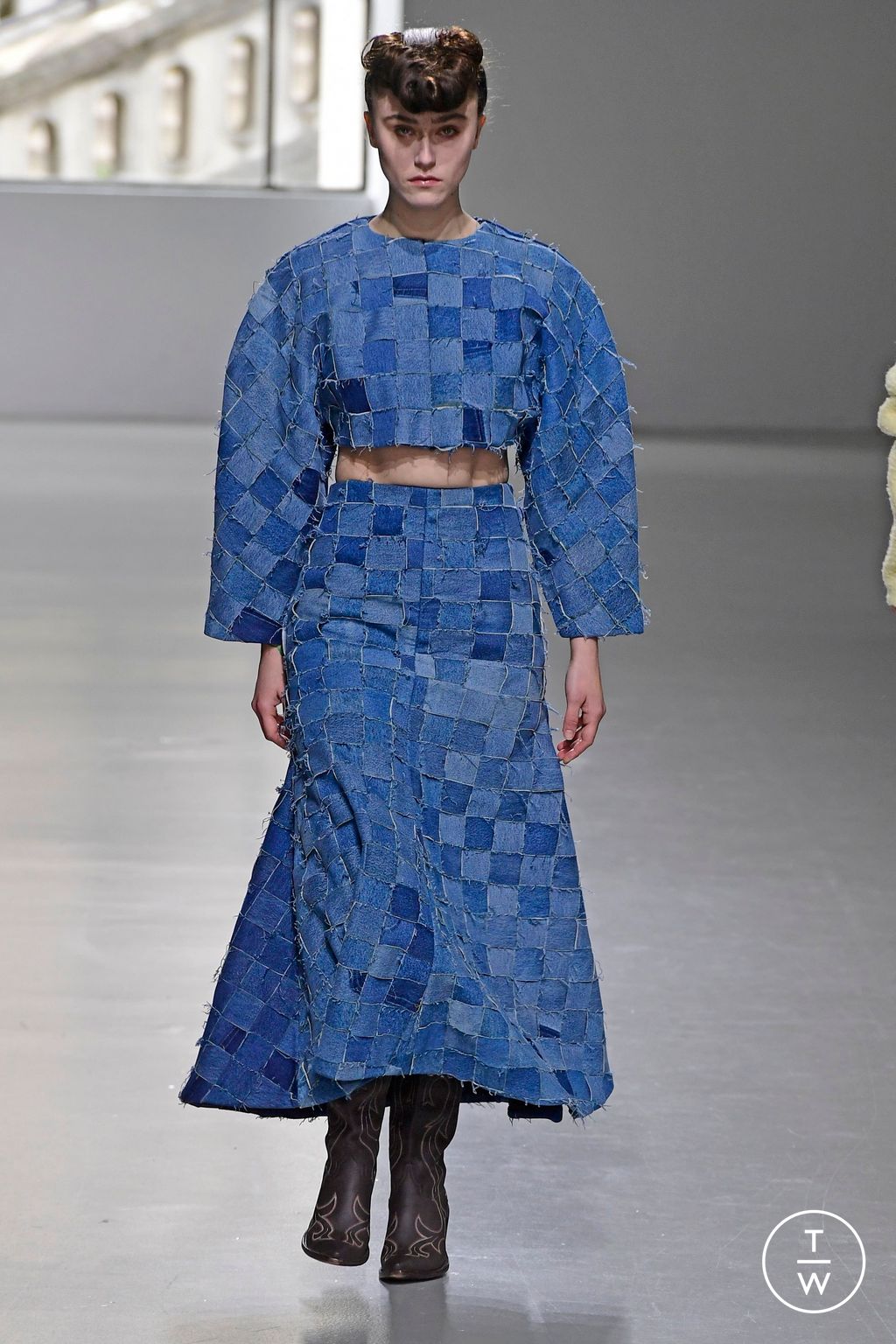 Fashion Week Paris Fall/Winter 2023 look 42 from the A.W.A.K.E MODE collection 女装