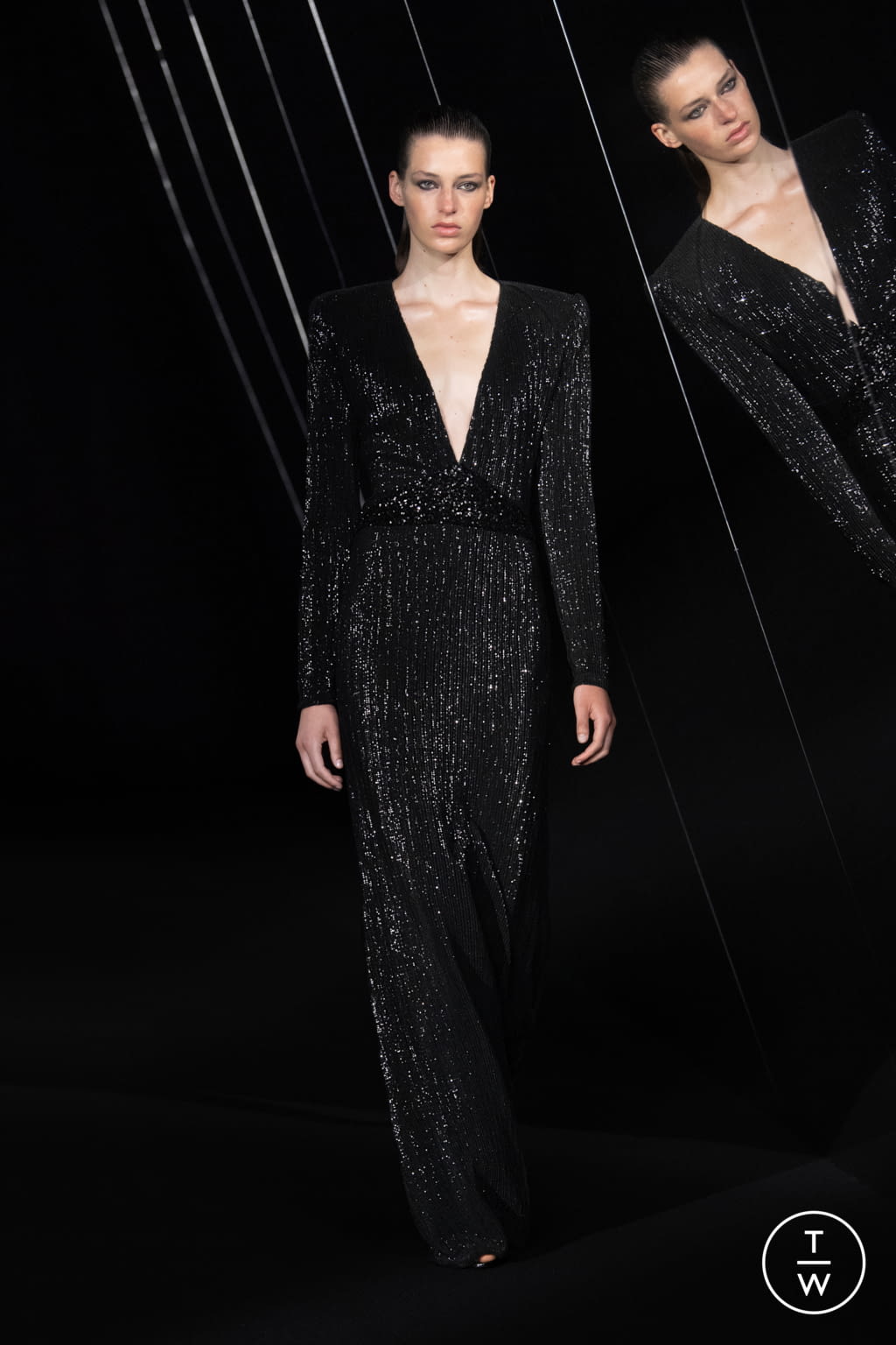 Fashion Week Paris Fall/Winter 2021 look 12 from the Azzaro collection 高级定制