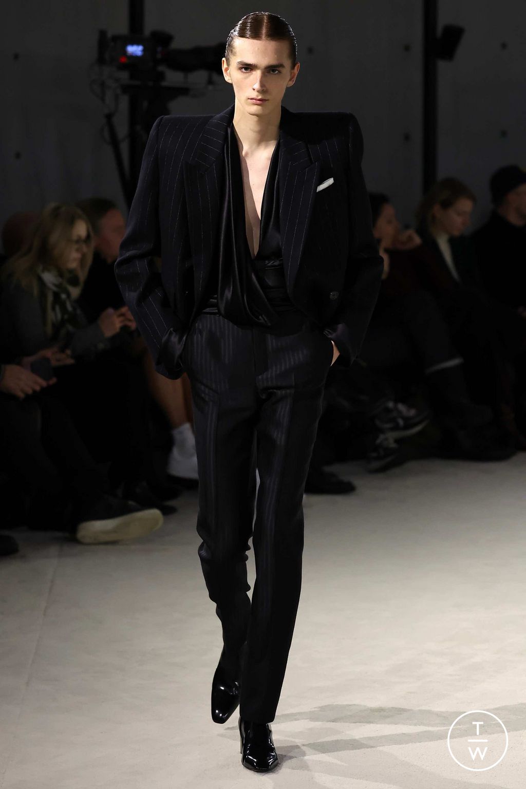 Fashion Week Paris Fall/Winter 2023 look 23 from the Saint Laurent collection menswear