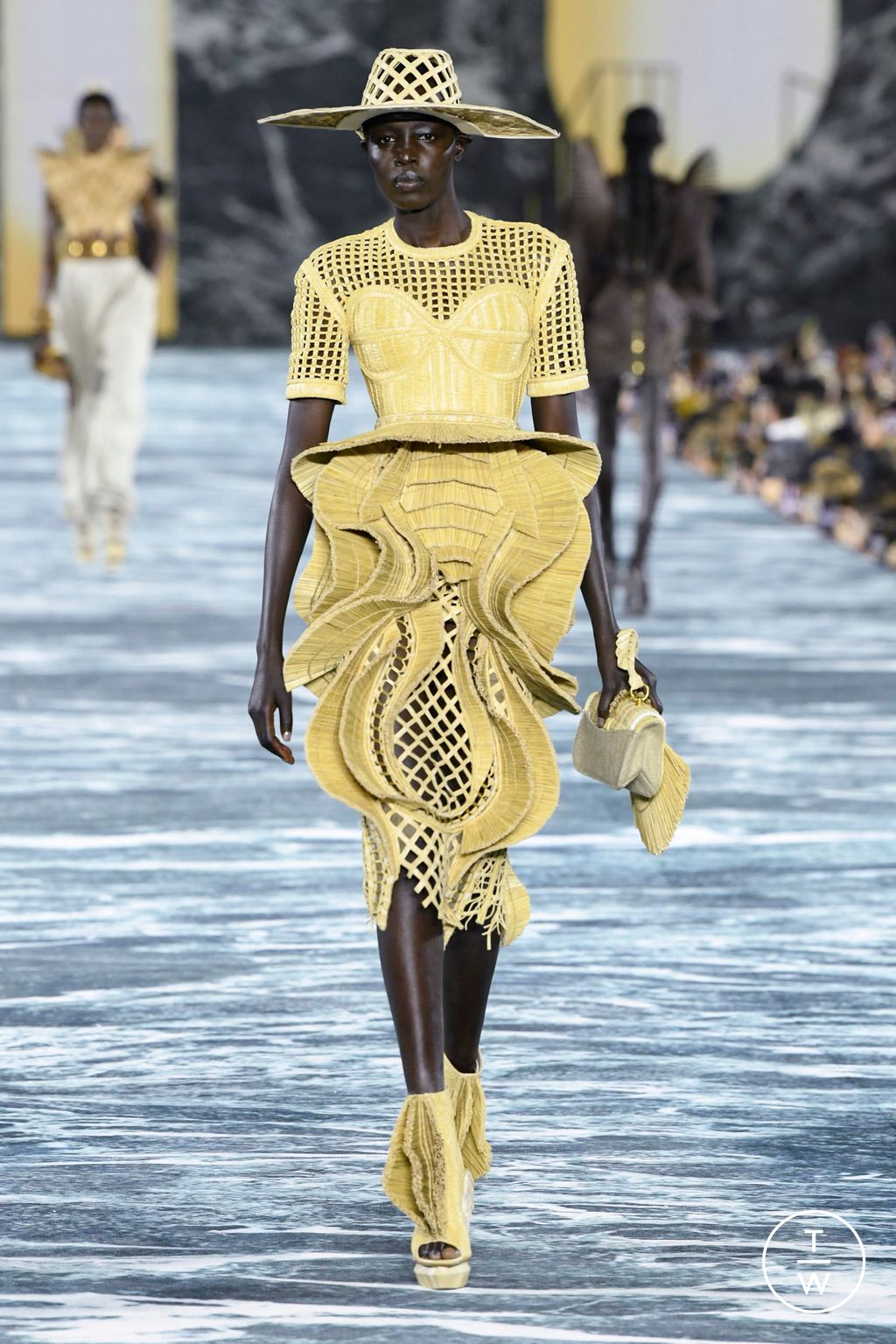 Fashion Week Paris Spring/Summer 2023 look 2 from the Balmain collection womenswear