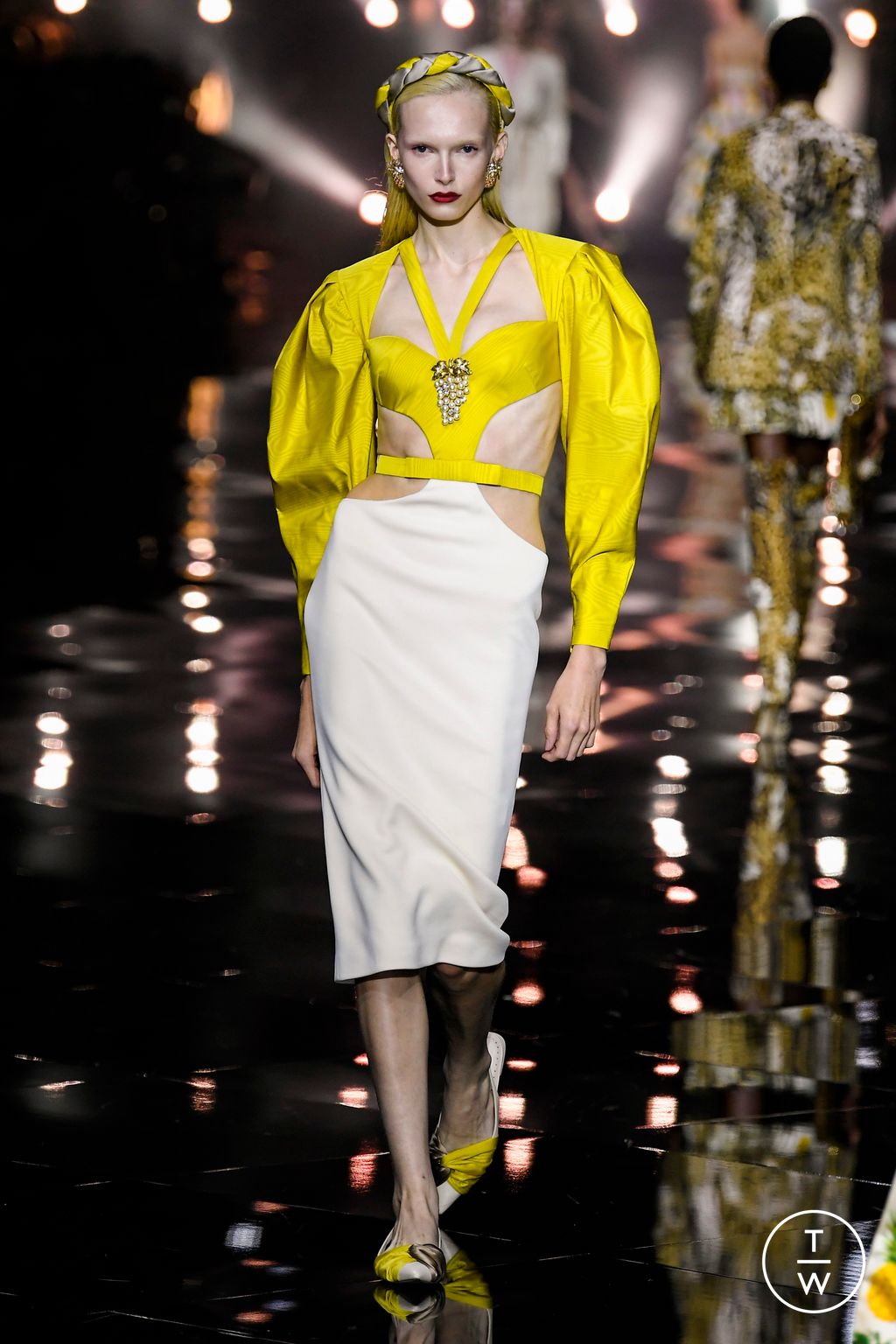 Fashion Week Milan Spring/Summer 2023 look 34 from the Roberto Cavalli collection 女装