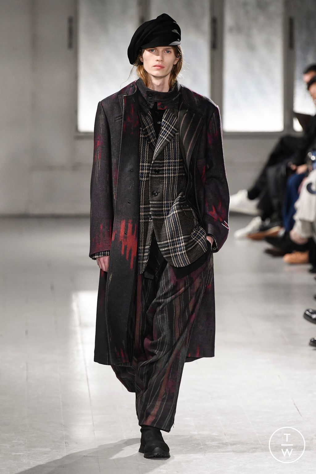 Fashion Week Paris Fall/Winter 2023 look 1 from the Yohji Yamamoto collection 男装