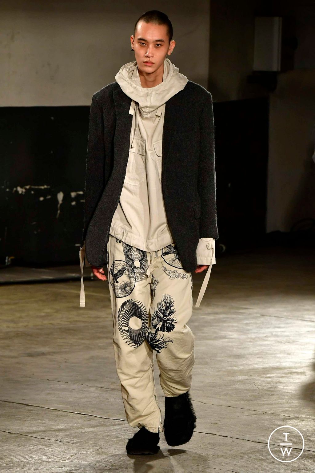 Fashion Week Paris Fall/Winter 2023 look 22 from the Dries Van Noten collection menswear