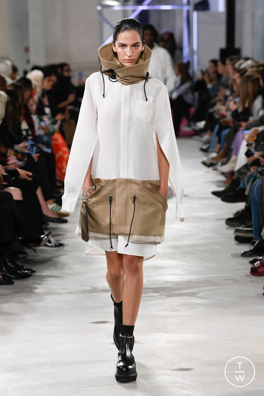 Fashion Week Paris Spring/Summer 2023 look 33 from the Sacai collection womenswear
