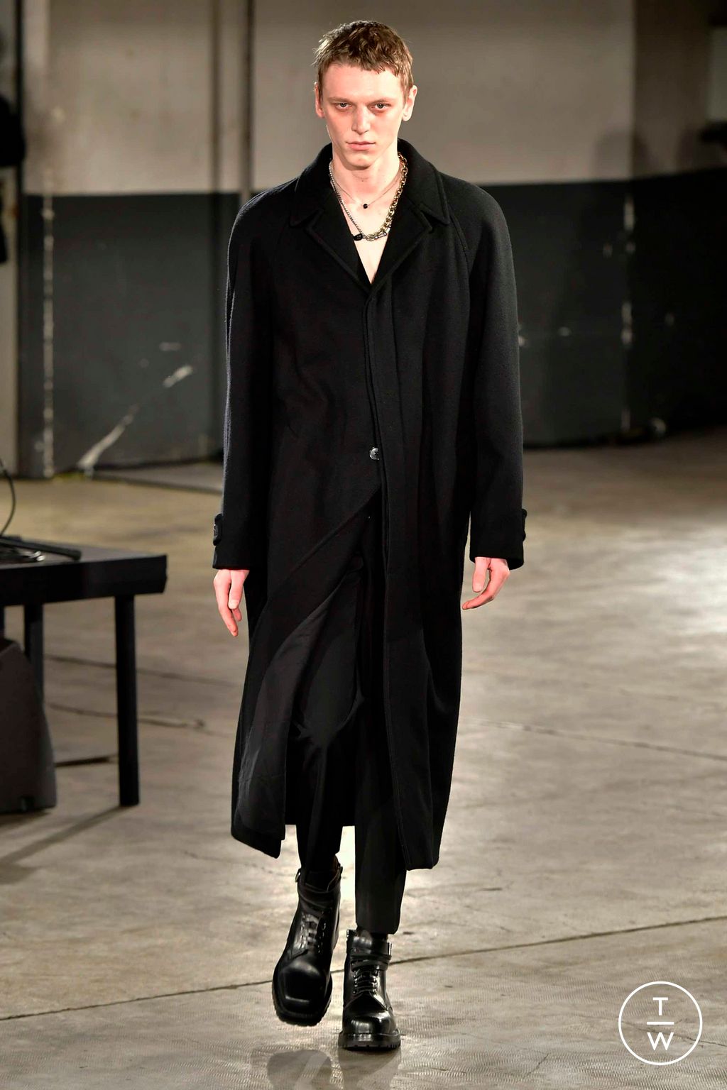 Fashion Week Paris Fall/Winter 2023 look 1 de la collection Dries Van Noten menswear