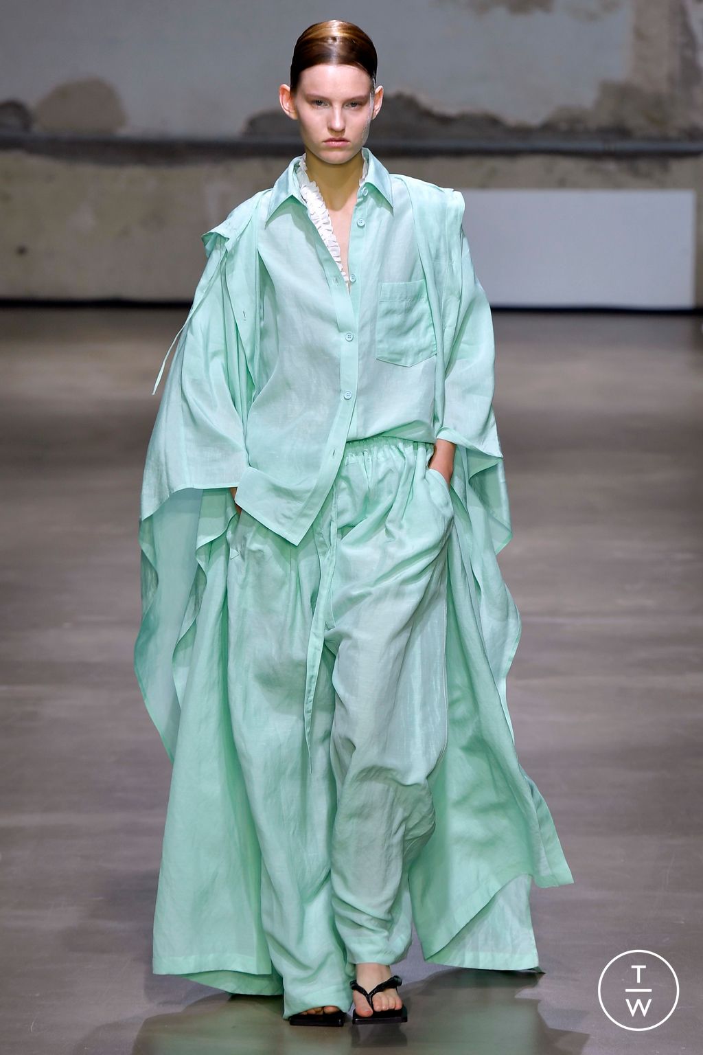 Fashion Week Paris Spring/Summer 2023 look 15 de la collection Christian Wijnants womenswear