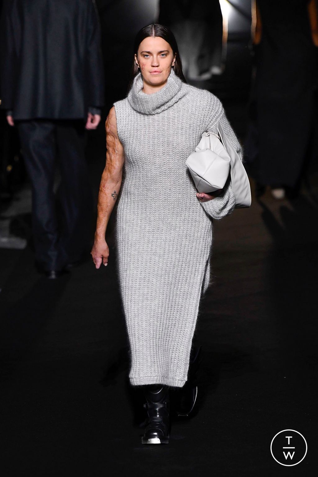 Fashion Week Milan Fall/Winter 2022 look 16 de la collection Boss womenswear