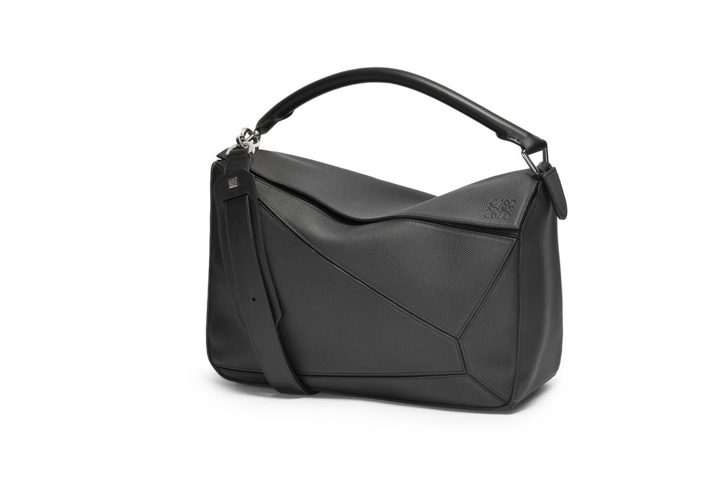 Fashion Week Paris Spring/Summer 2023 look 6 from the Loewe collection 男装配饰