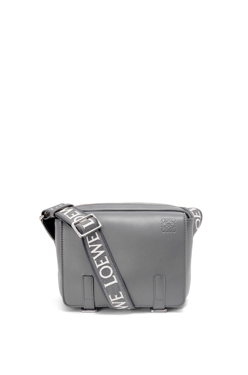 Fashion Week Paris Spring/Summer 2023 look 7 from the Loewe collection 男装配饰