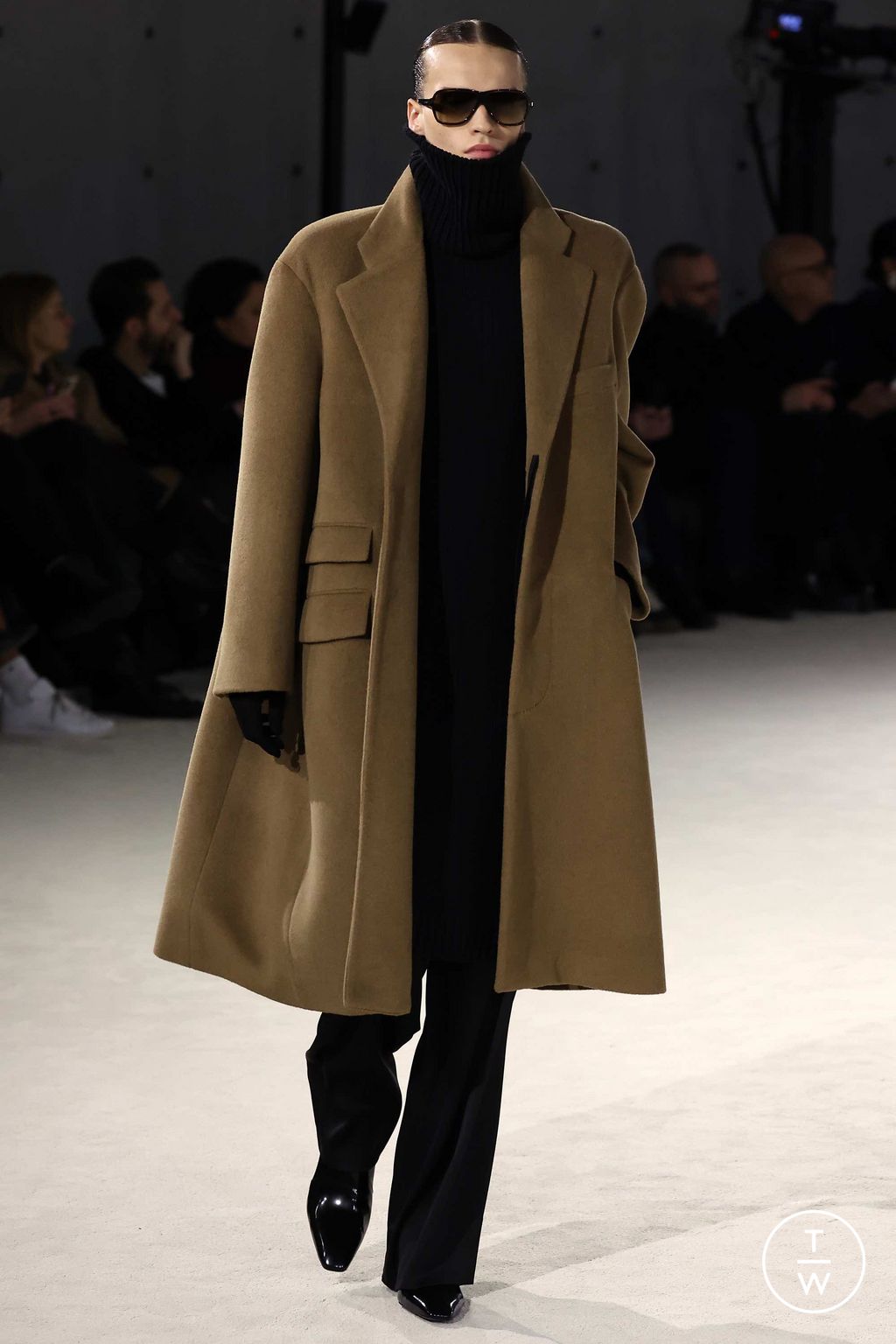 Fashion Week Paris Fall/Winter 2023 look 7 from the Saint Laurent collection menswear