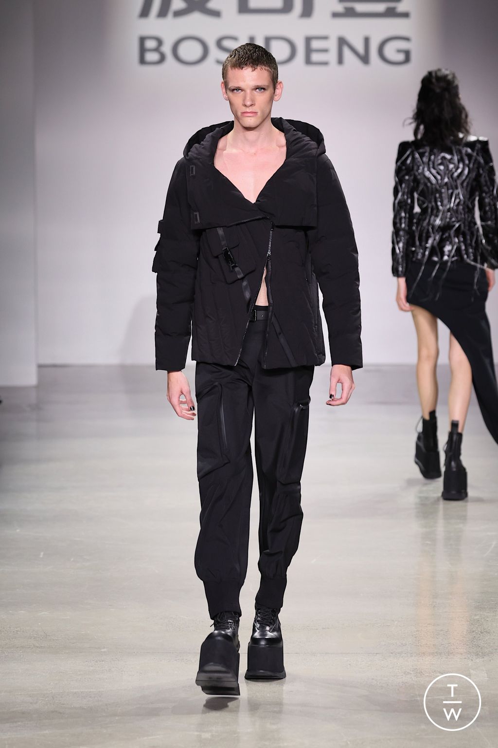 Fashion Week New York Spring/Summer 2023 look 13 de la collection Bosideng womenswear