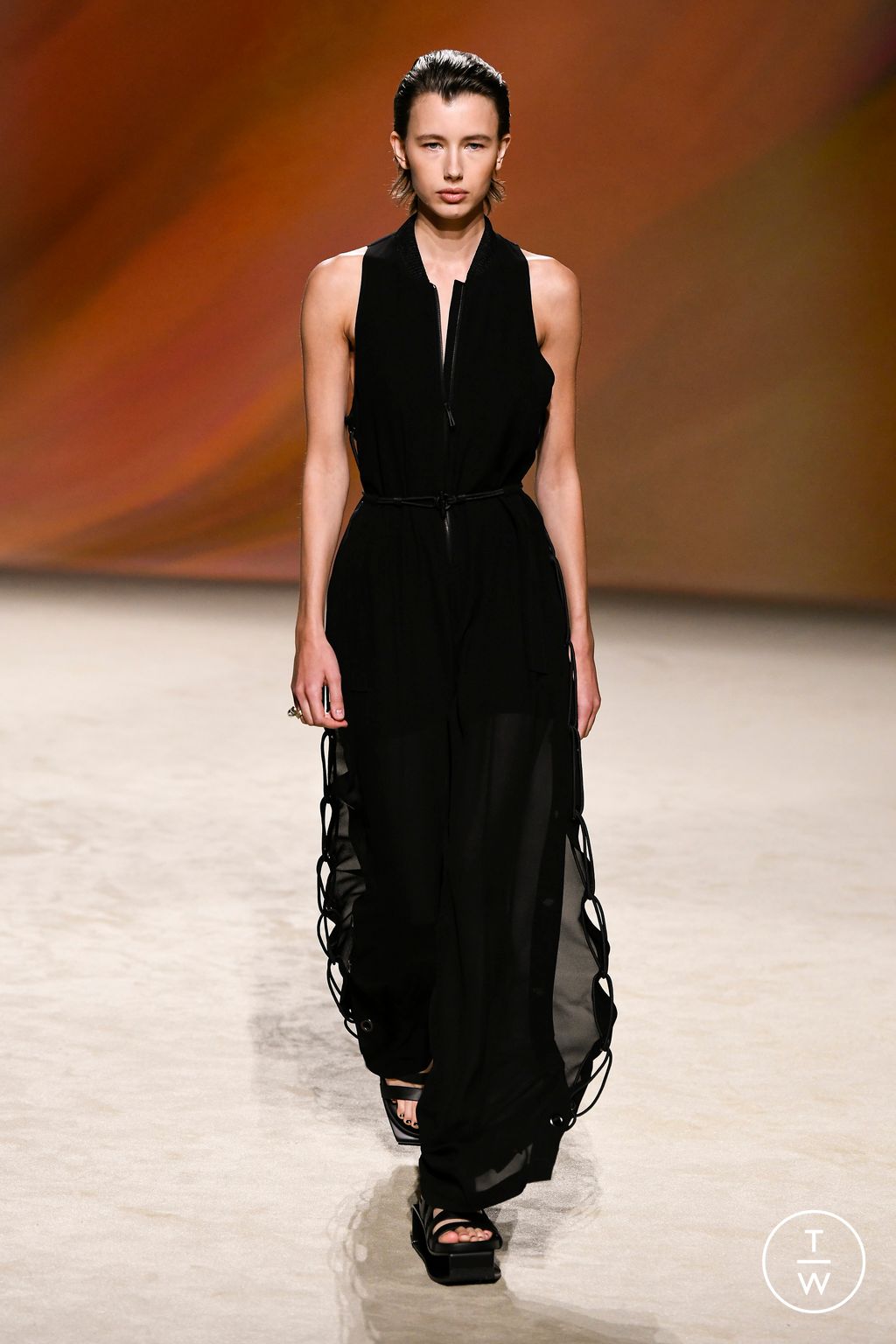 Fashion Week Paris Spring/Summer 2023 look 38 from the Hermès collection womenswear