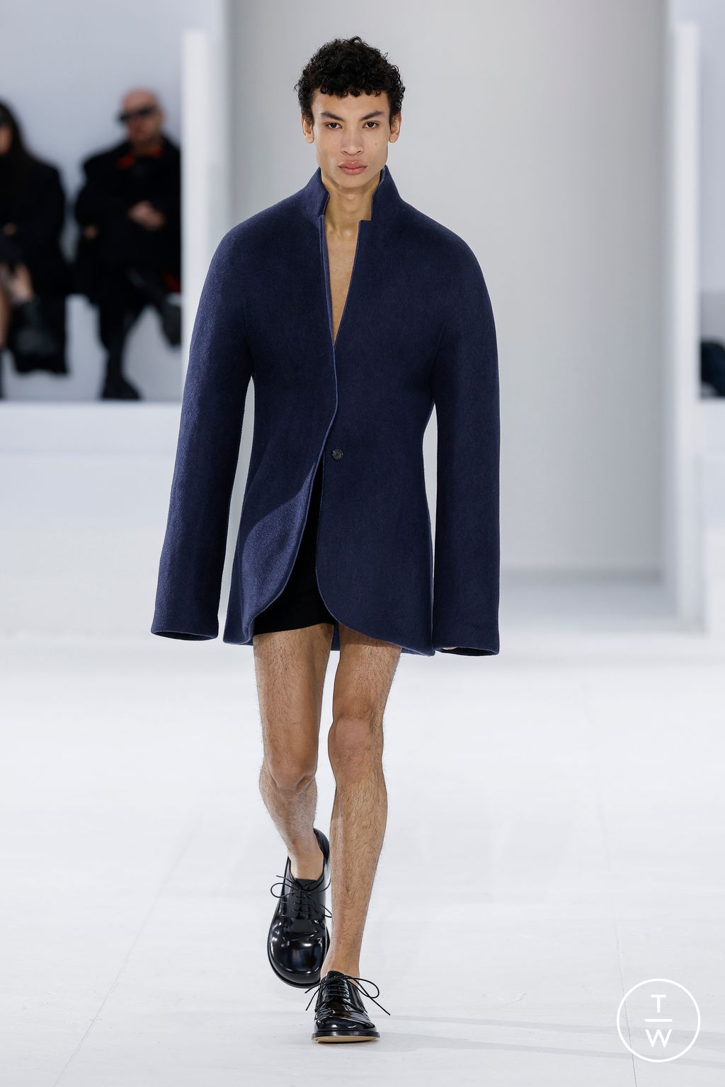 Fashion Week Paris Fall/Winter 2023 look 38 from the Loewe collection menswear