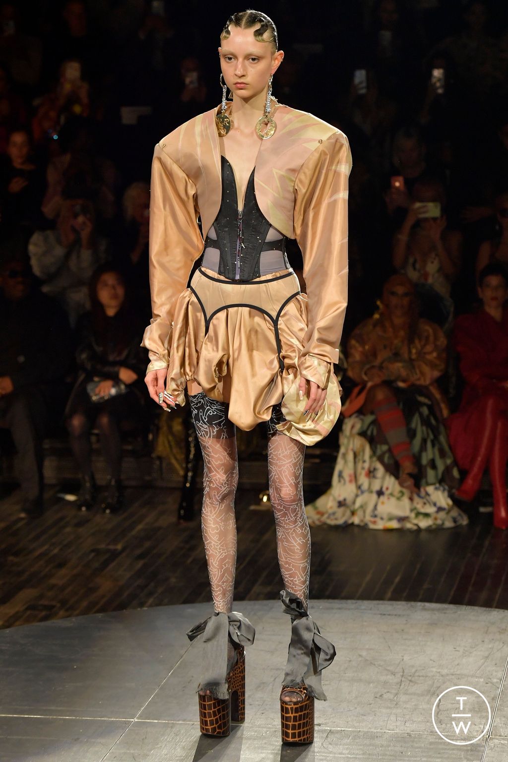 Fashion Week Paris Spring/Summer 2023 look 42 from the Andreas Kronthaler for Vivienne Westwood collection 女装