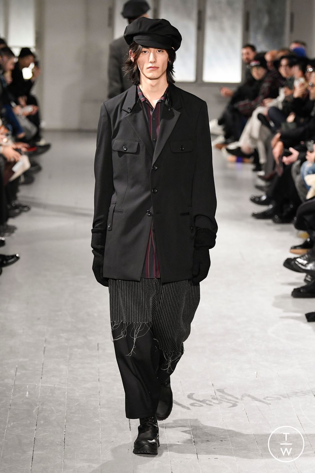Fashion Week Paris Fall/Winter 2023 look 28 from the Yohji Yamamoto collection menswear
