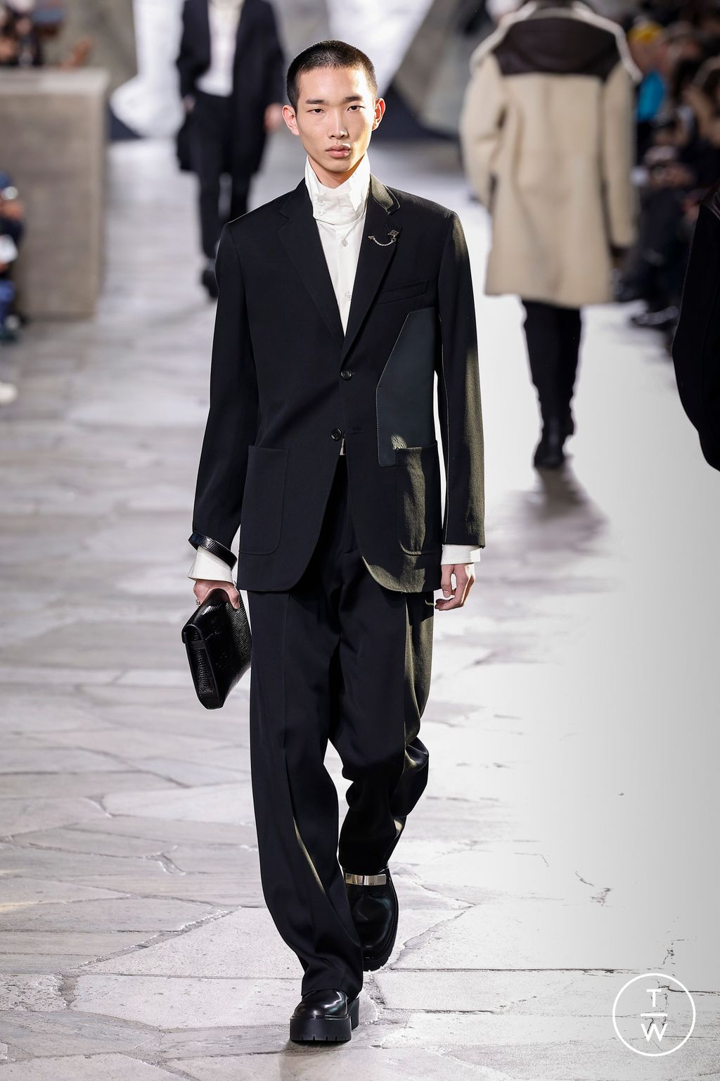 Fashion Week Paris Fall/Winter 2023 look 41 from the Hermès collection menswear