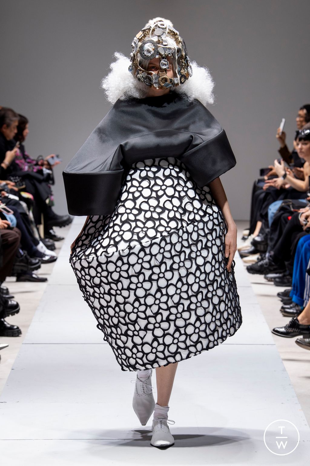 Fashion Week Paris Spring/Summer 2023 look 7 de la collection Comme des Garçons womenswear