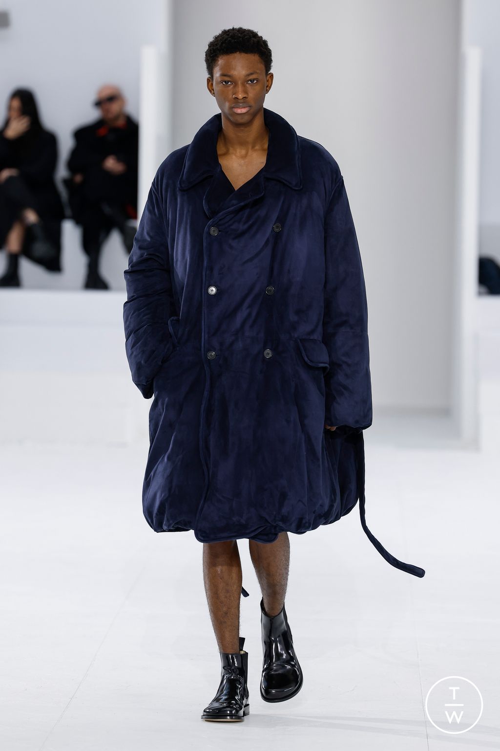 Fashion Week Paris Fall/Winter 2023 look 21 from the Loewe collection menswear