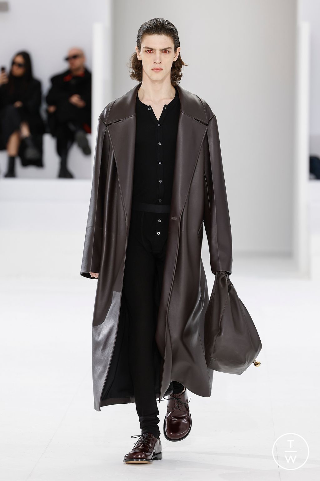 Fashion Week Paris Fall/Winter 2023 look 34 from the Loewe collection menswear