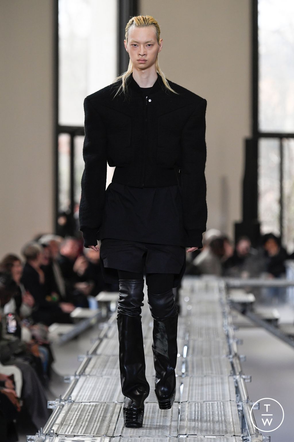 Fashion Week Paris Fall/Winter 2023 look 4 from the Rick Owens collection 男装